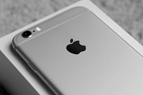 What Are the Pros and Cons of Buying an iPhone from Apple?
